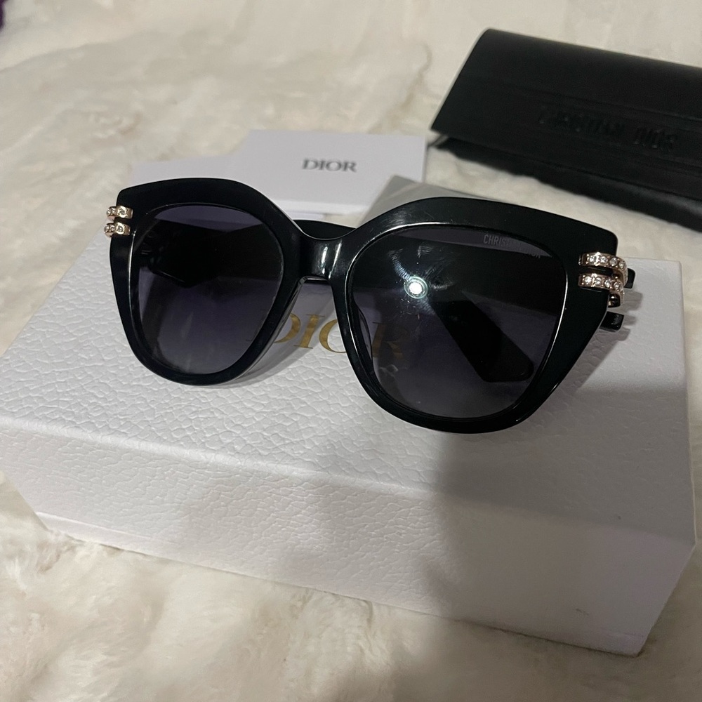 Christian Dior sunglasses new 
Comes withh everything shown